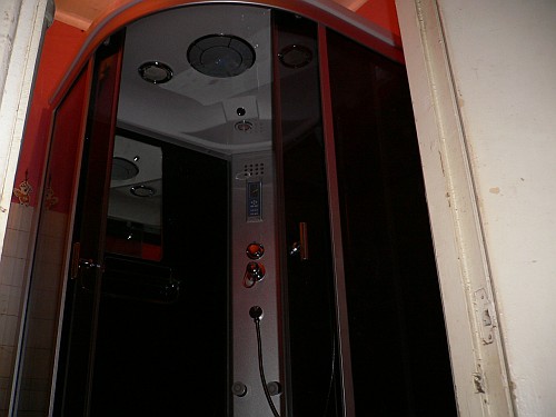 Установка душевой кабины размером 1000х1000 по адресу Aglonas 14 в Кенгарагсе